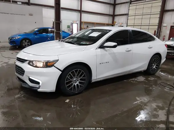 1G1ZD5ST2JF237452 2018 CHEVROLET MALIBU - Image 2