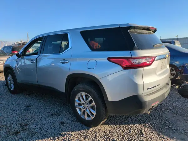 1GNEVFKW3LJ318907 2020 CHEVROLET TRAVERSE - Image 2