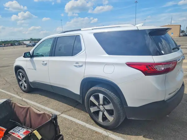 1GNEVHKW5JJ274725 2018 CHEVROLET TRAVERSE - Image 2