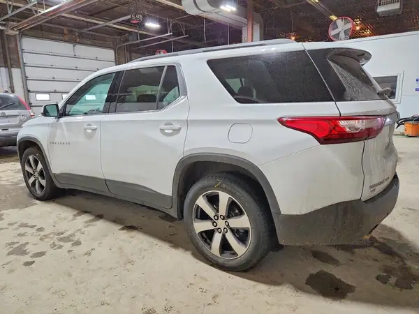 1GNEVHKW8MJ216581 2021 CHEVROLET TRAVERSE - Image 2