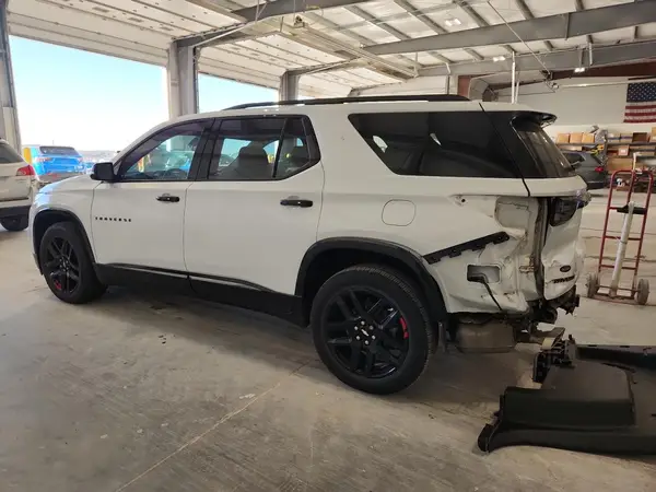 1GNEVJKW3JJ252780 2018 CHEVROLET TRAVERSE - Image 2
