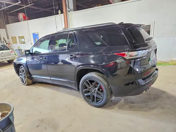 1GNEVJKW7JJ128933 2018 CHEVROLET TRAVERSE - Image 2