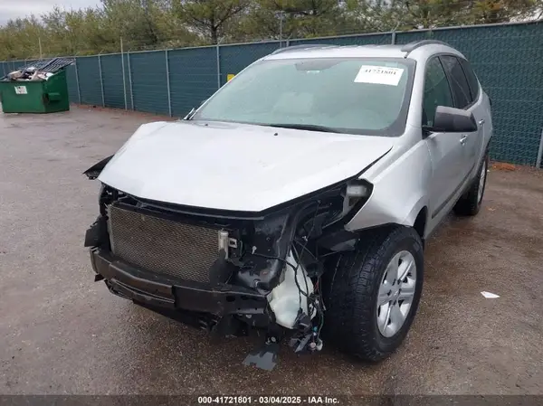 1GNKRFED4HJ220302 2017 CHEVROLET TRAVERSE - Image 2