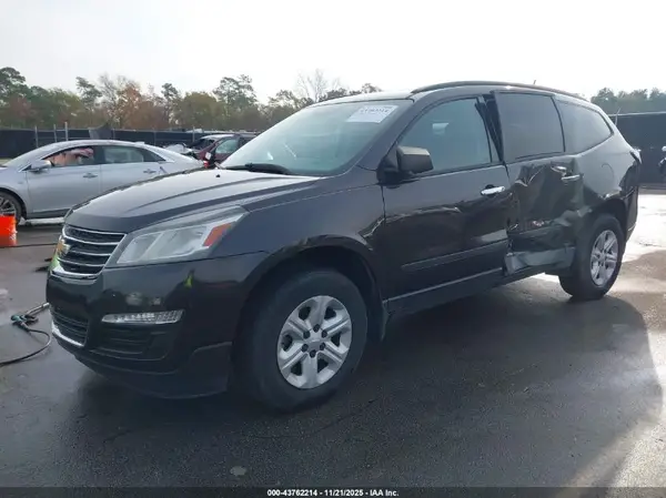 1GNKRFED5HJ135422 2017 CHEVROLET TRAVERSE - Image 2