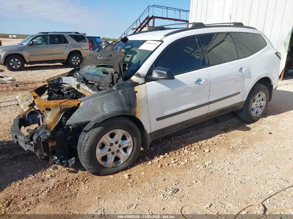1GNKRFED5HJ334955 2017 CHEVROLET TRAVERSE - Image 2