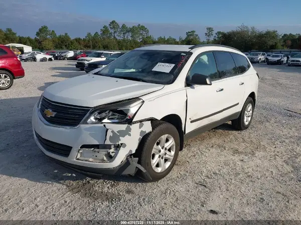 1GNKRFED7HJ174593 2017 CHEVROLET TRAVERSE - Image 2