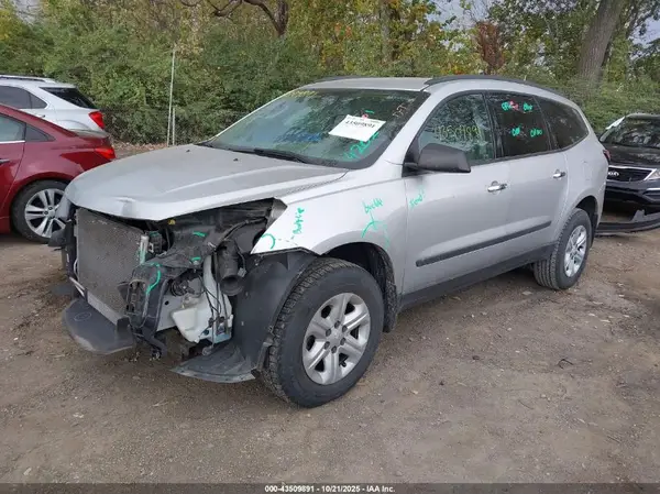1GNKRFED7HJ349988 2017 CHEVROLET TRAVERSE - Image 2