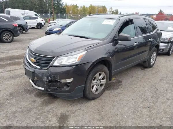 1GNKRFED8HJ321679 2017 CHEVROLET TRAVERSE - Image 2