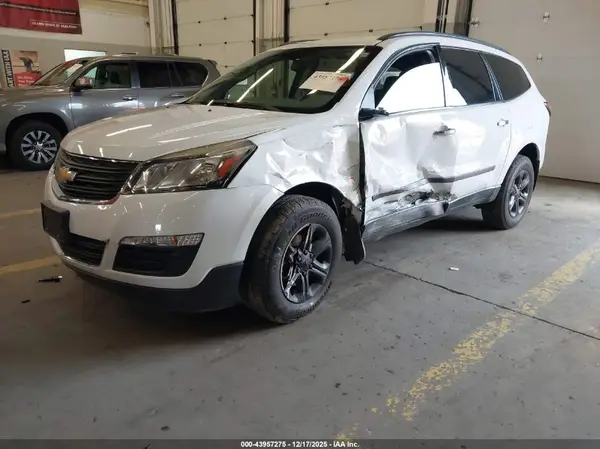1GNKRFEDXHJ244992 2017 CHEVROLET TRAVERSE - Image 2