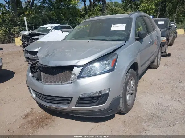 1GNKRFKD0HJ143206 2017 CHEVROLET TRAVERSE - Image 2
