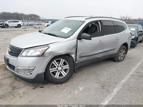 1GNKRFKD0HJ328467 2017 CHEVROLET TRAVERSE - Image 2