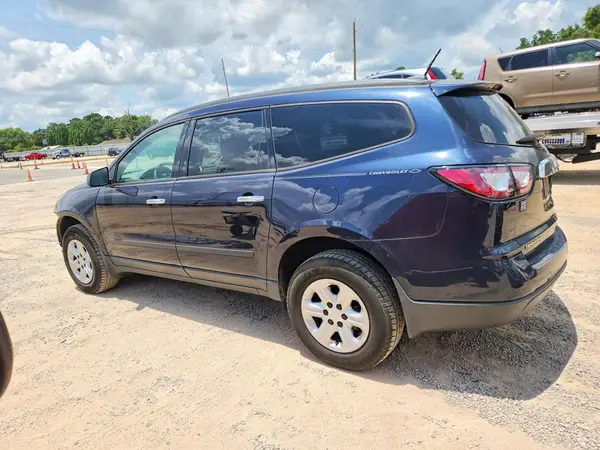 1GNKRFKD1HJ212470 2017 CHEVROLET TRAVERSE - Image 2