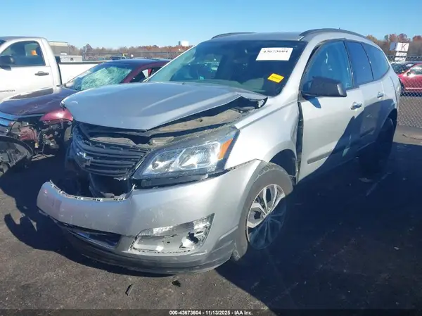 1GNKRFKD2HJ340328 2017 CHEVROLET TRAVERSE - Image 2