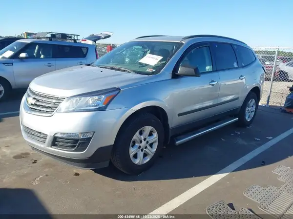 1GNKRFKD3HJ268135 2017 CHEVROLET TRAVERSE - Image 2