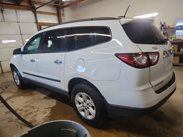 1GNKRFKD5HJ115157 2017 CHEVROLET TRAVERSE - Image 2