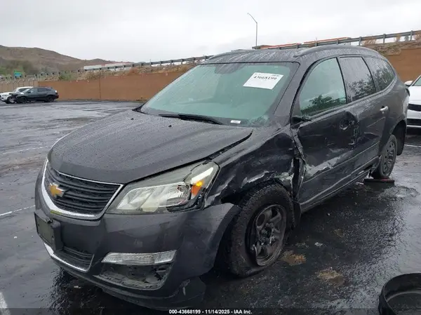 1GNKRFKD7HJ318678 2017 CHEVROLET TRAVERSE - Image 2