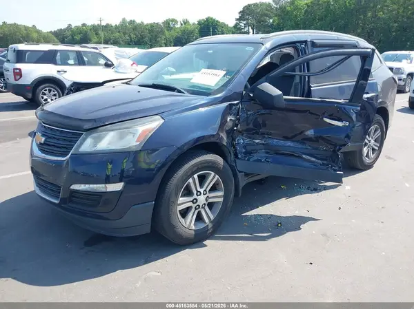 1GNKRFKD8HJ303297 2017 CHEVROLET TRAVERSE - Image 2