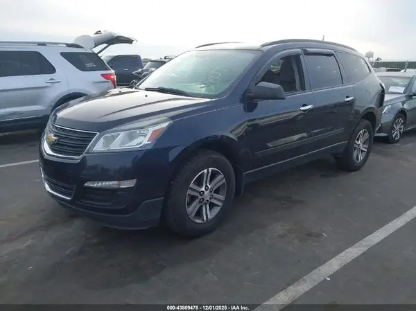 1GNKRFKD9HJ181193 2017 CHEVROLET TRAVERSE - Image 2