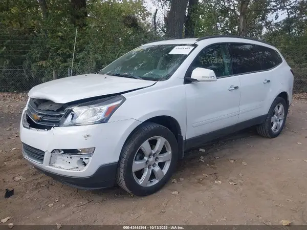1GNKRGKD0HJ261133 2017 CHEVROLET TRAVERSE - Image 2