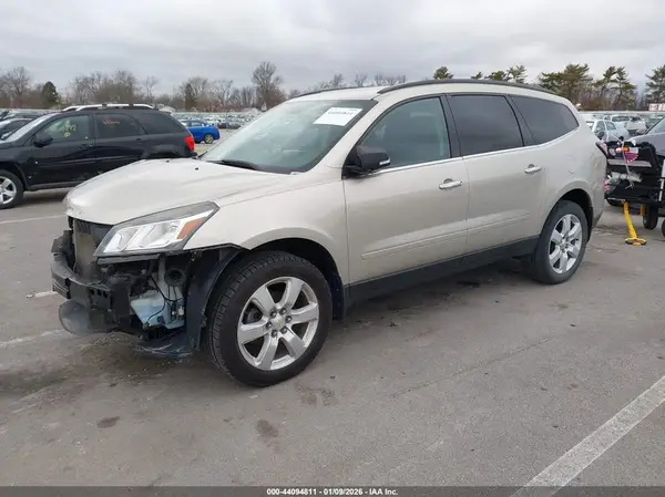 1GNKRGKD1HJ181307 2017 CHEVROLET TRAVERSE - Image 2