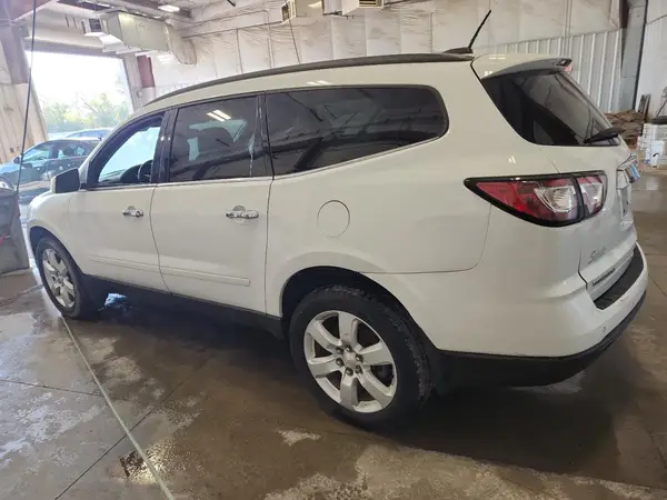 1GNKRGKD2HJ127370 2017 CHEVROLET TRAVERSE - Image 2