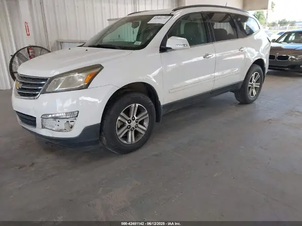 1GNKRGKD5HJ257188 2017 CHEVROLET TRAVERSE - Image 2