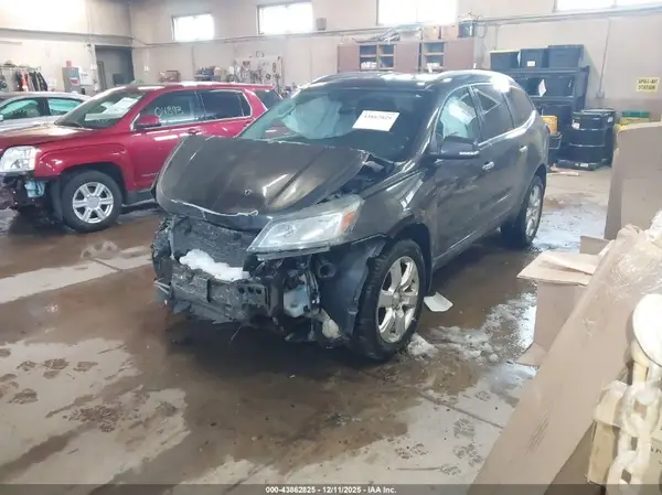 1GNKRGKD7HJ183501 2017 CHEVROLET TRAVERSE - Image 2