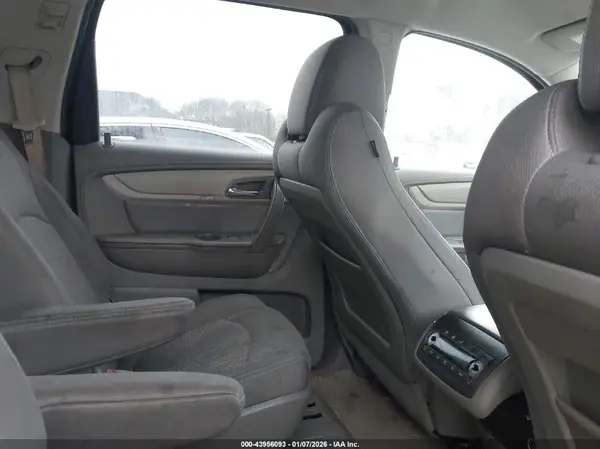 1GNKRHKD0HJ138101 2017 CHEVROLET TRAVERSE - Image 8