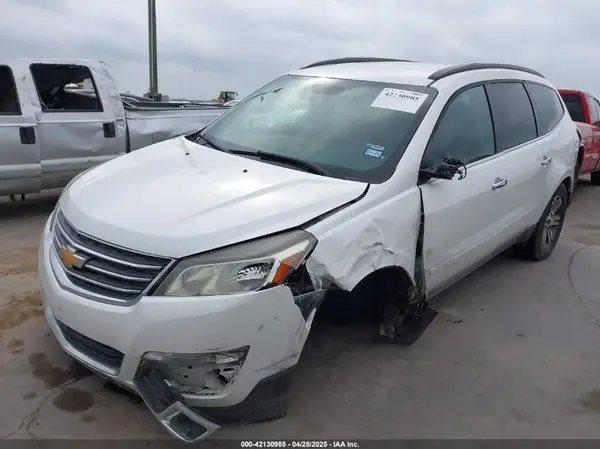 1GNKRHKD0HJ198556 2017 CHEVROLET TRAVERSE - Image 2