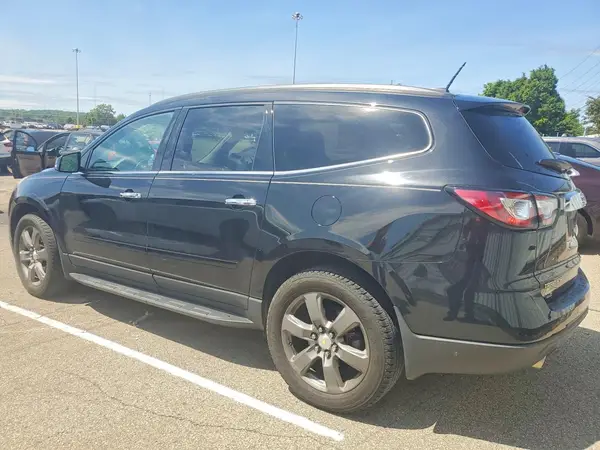 1GNKRHKD0HJ305007 2017 CHEVROLET TRAVERSE - Image 2
