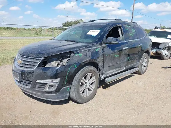 1GNKRHKD2HJ293295 2017 CHEVROLET TRAVERSE - Image 2