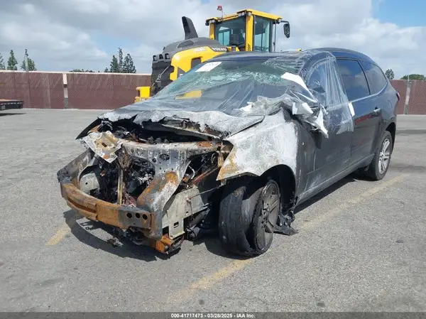 1GNKRHKD2HJ327980 2017 CHEVROLET TRAVERSE - Image 2