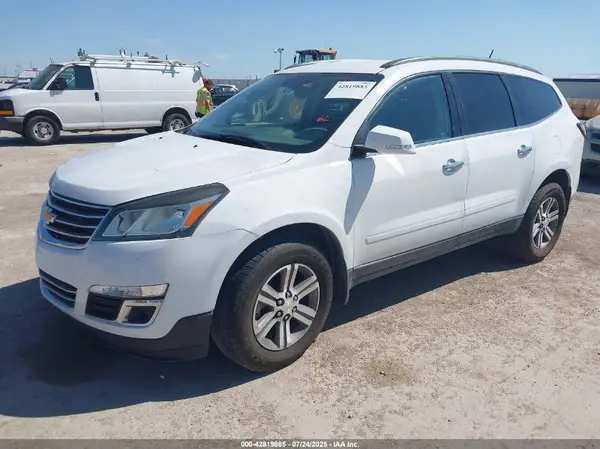 1GNKRHKD3HJ132373 2017 CHEVROLET TRAVERSE - Image 2
