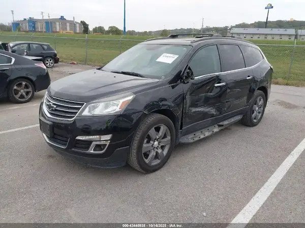 1GNKRHKD4HJ338043 2017 CHEVROLET TRAVERSE - Image 2