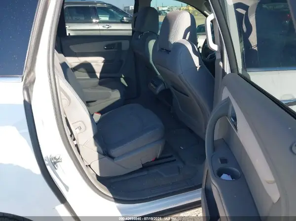 1GNKRHKD5HJ226335 2017 CHEVROLET TRAVERSE - Image 8