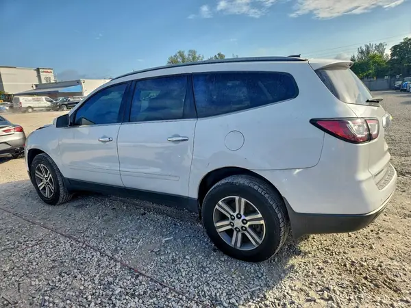 1GNKRHKD7HJ119335 2017 CHEVROLET TRAVERSE - Image 2