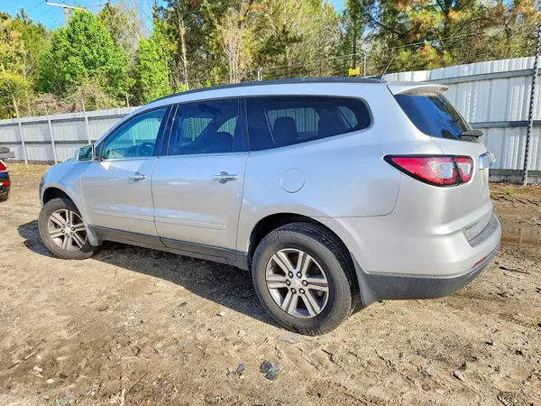 1GNKRHKDXHJ284957 2017 CHEVROLET TRAVERSE - Image 2