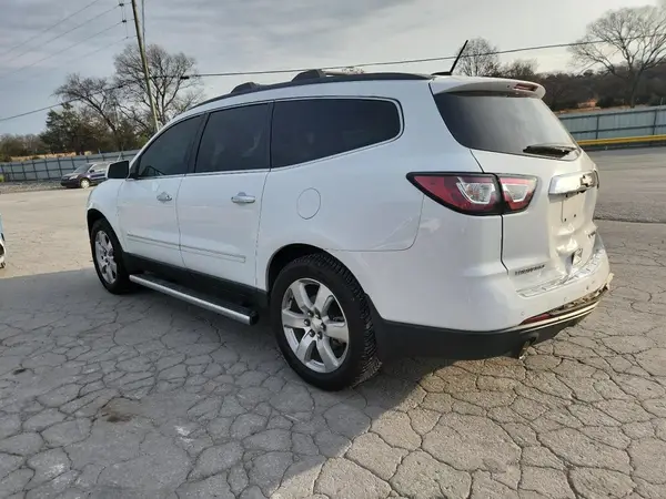 1GNKRJKD0HJ196796 2017 CHEVROLET TRAVERSE - Image 2