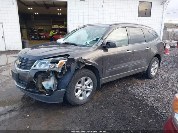 1GNKVFED2HJ139827 2017 CHEVROLET TRAVERSE - Image 2
