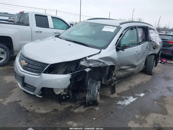 1GNKVFED5HJ335650 2017 CHEVROLET TRAVERSE - Image 2