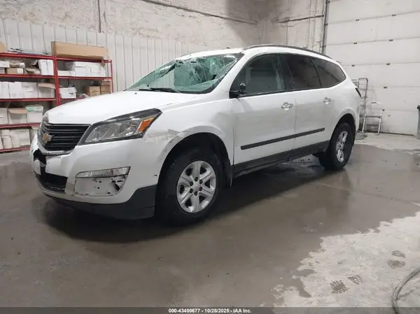 1GNKVFKD4HJ269094 2017 CHEVROLET TRAVERSE - Image 2