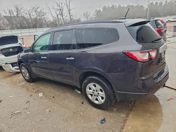 1GNKVFKD6HJ243905 2017 CHEVROLET TRAVERSE - Image 2