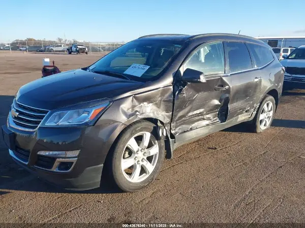1GNKVGKD0HJ229746 2017 CHEVROLET TRAVERSE - Image 2