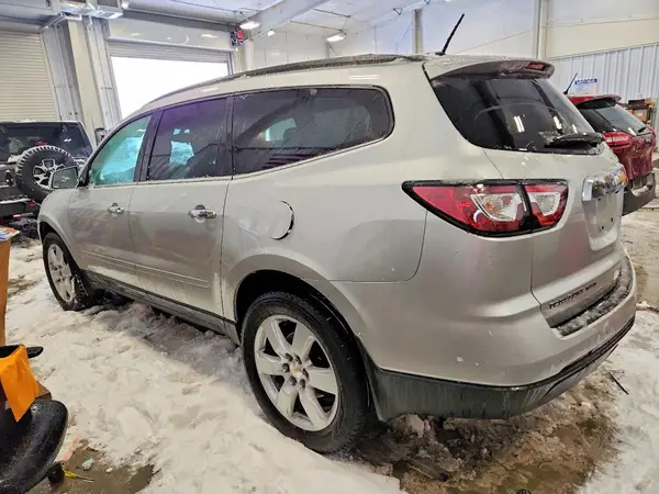 1GNKVGKD1HJ302882 2017 CHEVROLET TRAVERSE - Image 2