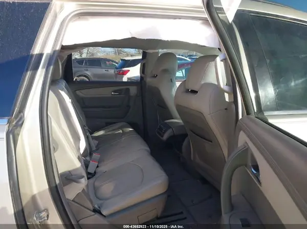 1GNKVHKD0GJ245806 2016 CHEVROLET TRAVERSE - Image 8