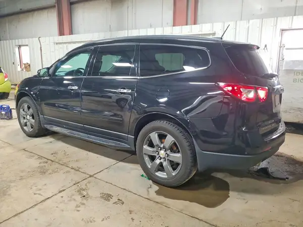 1GNKVHKD0HJ340898 2017 CHEVROLET TRAVERSE - Image 2