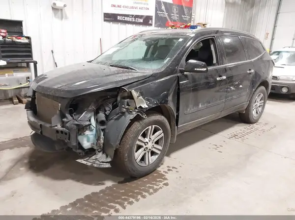 1GNKVHKD1HJ305335 2017 CHEVROLET TRAVERSE - Image 2