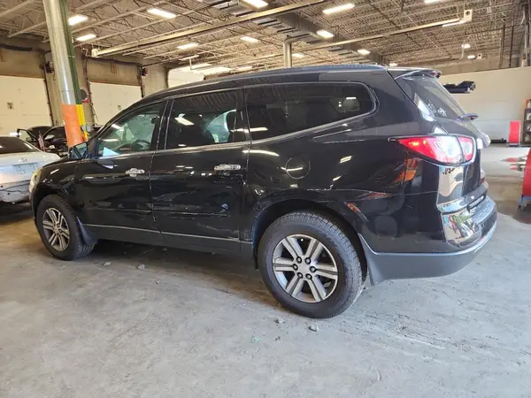 1GNKVHKD3HJ165093 2017 CHEVROLET TRAVERSE - Image 2