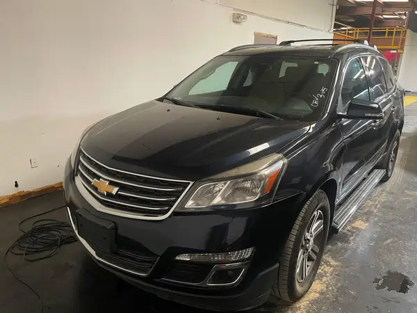 1GNKVHKD5HJ257645 2017 CHEVROLET TRAVERSE - Image 2