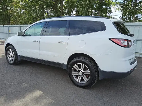 1GNKVHKD8HJ179586 2017 CHEVROLET TRAVERSE - Image 2
